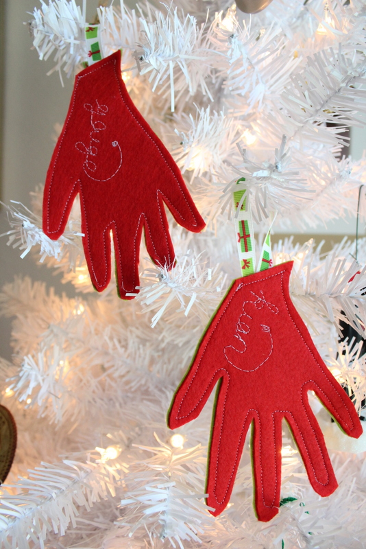 Sew Your Own Felt Keepsake Ornament: Head over to the blog for the full easy tutorial for creating an ornament that you and the kids will love pulling out year after year. Click through for the sew and no sew tutorial. | www.sewwhatalicia.com