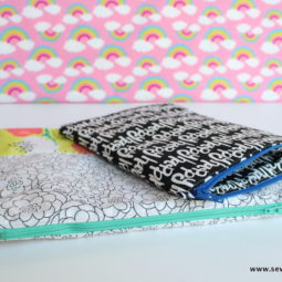 How to Sew a Lined Zipper Pouch: This tutorial will show you step by step how to sew a lined zipper pouch. Zippers aren't scary! Click through for the full tutorial. | www.sewwhatalicia.com