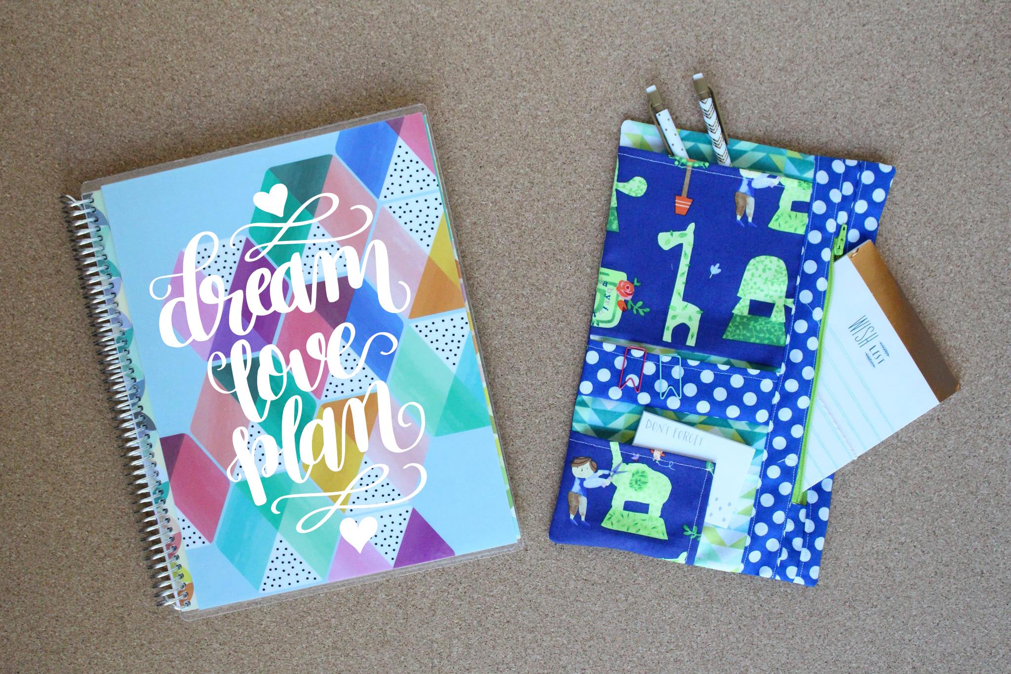 How to Sew a Planner Organizer: This organizer is the perfect place to store your planner extras. Stickers, pens, notepads, throw them in here and keep them close to your planner. Click through for the full tutorial. | www.sewwhatalicia.com