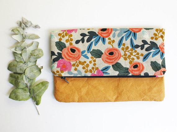 20+ Swoon Worthy Zipper Pouches (for when you don't want to sew your own!) : I love a zipper pouch! If you don't want to sew your own then Etsy is the place to get that handmade feel! Click through for a fun collection of swoon worthy zipper pouches from Etsy! | www.sewwhatalicia.com