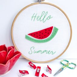 Hello Summer Embroidery Pattern and Tutorial: Head over for a great intro to embroidery tutorial. This project is perfect for beginners. Click through for the full walkthrough. | www.sewwhatalicia.com