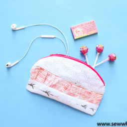 How to Sew a Ruffle Zipper Pouch
