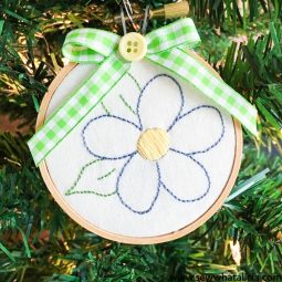 Easy Embroidery Flower Tutorial: This is a great project for embroidery beginners. Click through for the full tutorial on how to create this easy project. | www.sewwhatalicia.com