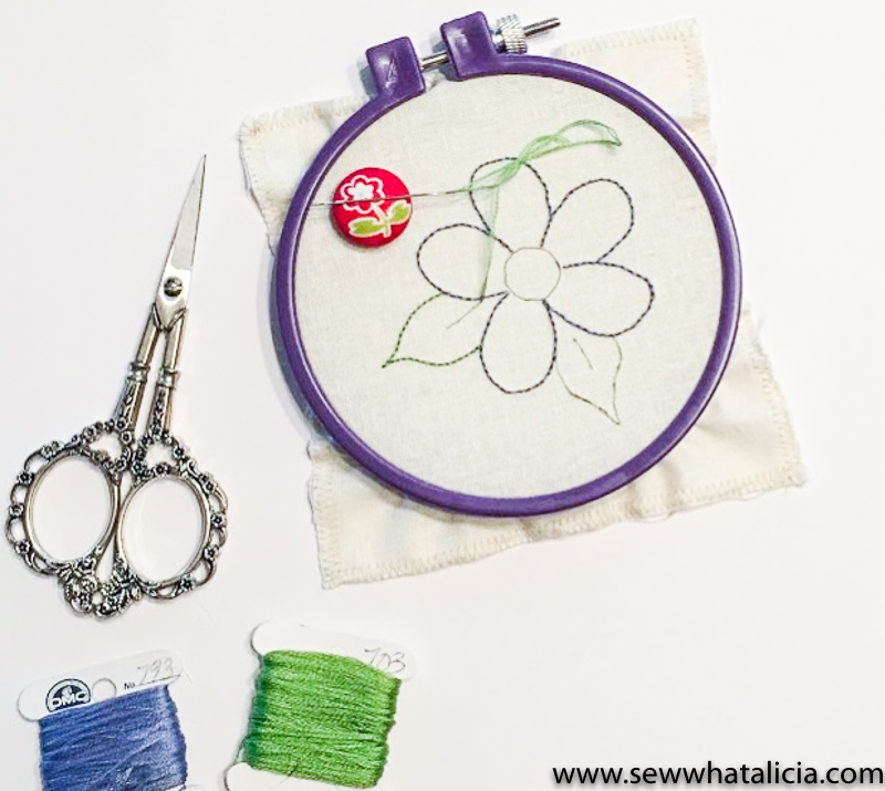 Easy Embroidery Flower Tutorial: This is a great project for embroidery beginners. Click through for the full tutorial on how to create this easy project. | www.sewwhatalicia.com