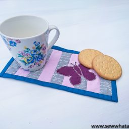 How to Sew a Mini Quilt - Tutorial: This easy beginner tutorial is perfect for learning to sew a mini quilt/mug rug. Click through for the full tutorial.| www.sewwhatalicla.com