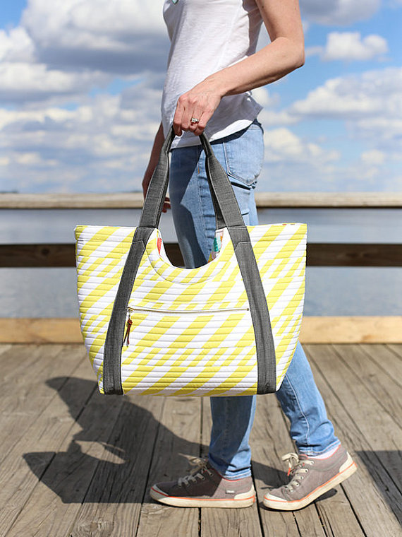 20+ Beautiful Tote and Bag Patterns to Sew: This is an amazing collection of bag patterns that are perfect for sewing. Add these to your collection to make the best bags around. Click through for the full list of sewing pdf patterns. | www.sewwhatalicia.com