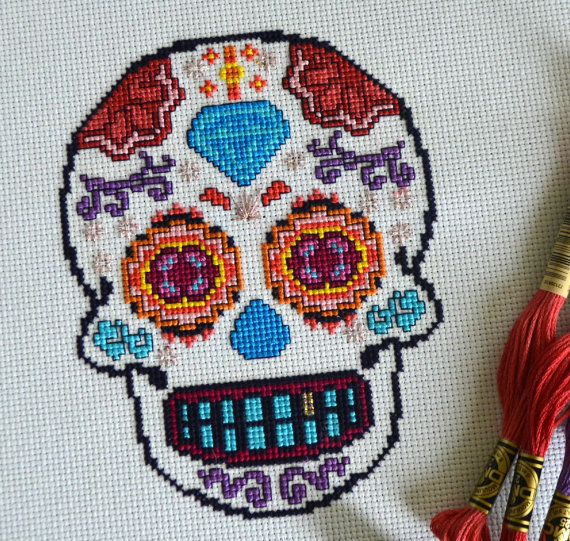 Creepy20+ Cute and Creepy Halloween Patterns to Cross Stitch : If you are a fanatic about Halloween and you love to cross stitch then you are going to go nuts over these Halloween Cross Stitch Patterns. Click through for the full list of patterns. | www.sewwhatalicia.com