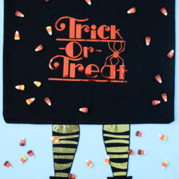 Trick or Treat Monster Candy Bag: This adorable project from Cricut Design Space is perfect for use with the new Cricut Maker. This is a quick project that is great for beginners and even the kids can help! Click through for the tutorial. | www.sewwhatalicia.com