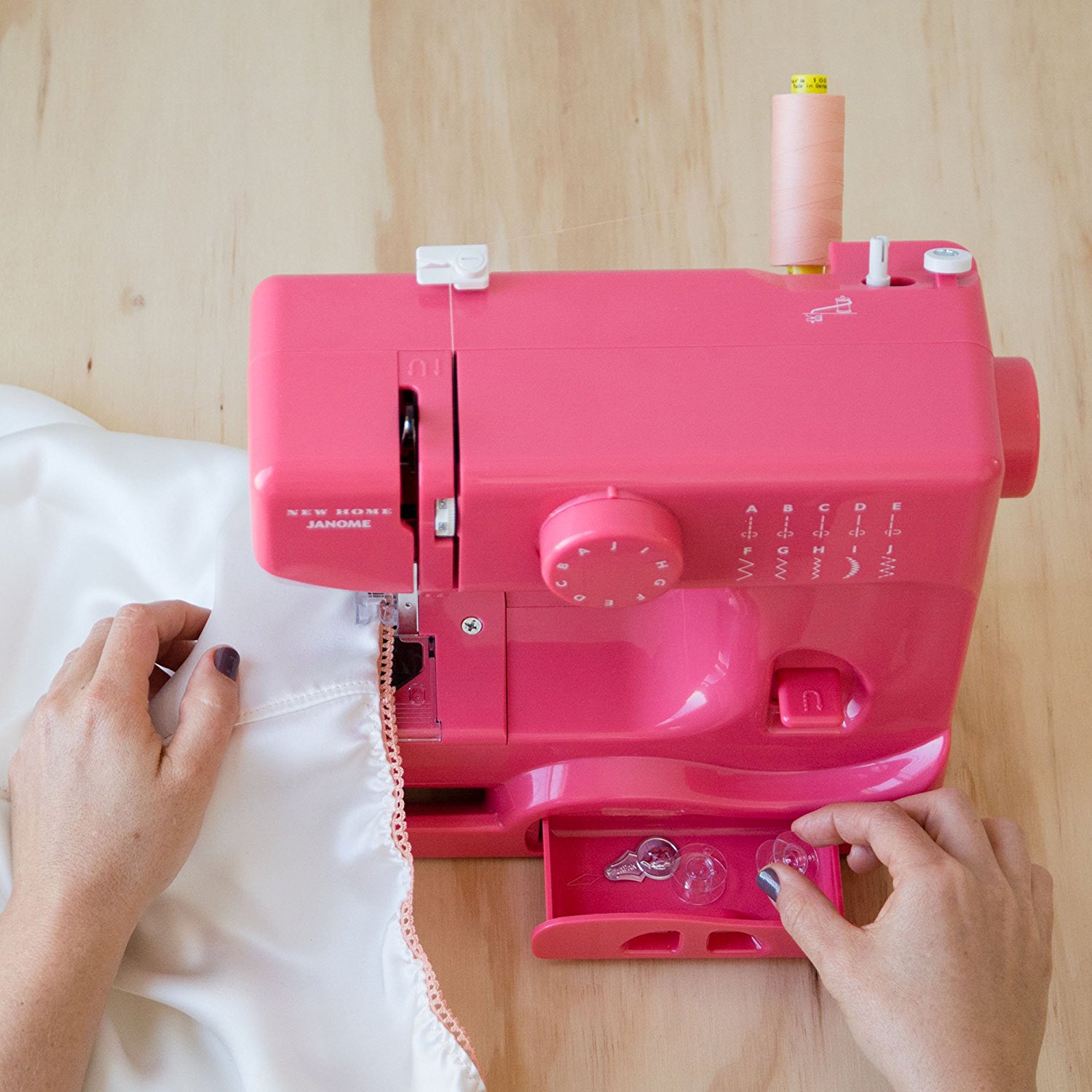 What's the Best Kids Sewing Machine? : If you are looking to purchase a sewing machine for the kid in your life who wants to learn to sew then you have to check out this post. Click through for all the need to know info when buying a kiddo a sewing machine. | www.sewwhatalicia.com