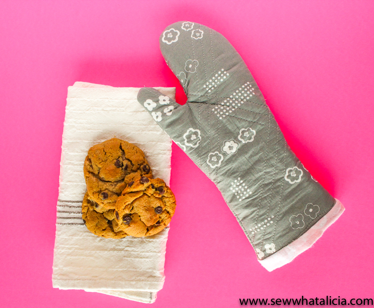 How to Sew the Best Oven Mitts: This is a great project for creating handmade gifts. Put these mitts with an apron and a cookbook for the best gift basket. Click through for the full sewing tutorial. | www.sewwhatalicia.com