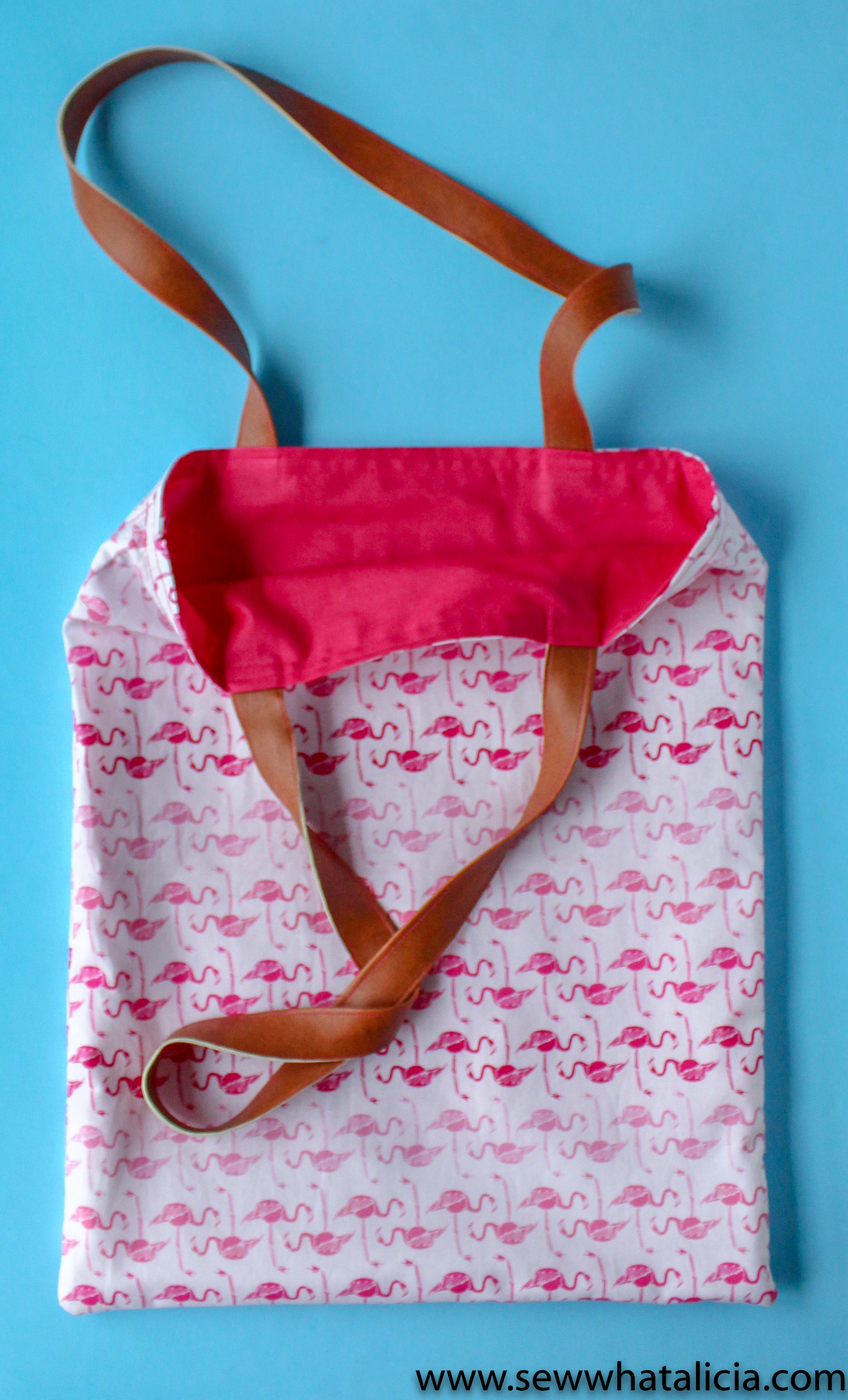 How to make a tote bag: This bag is reversible. Pictured is the flamingo print lining. | www.sewwhatalicia.com