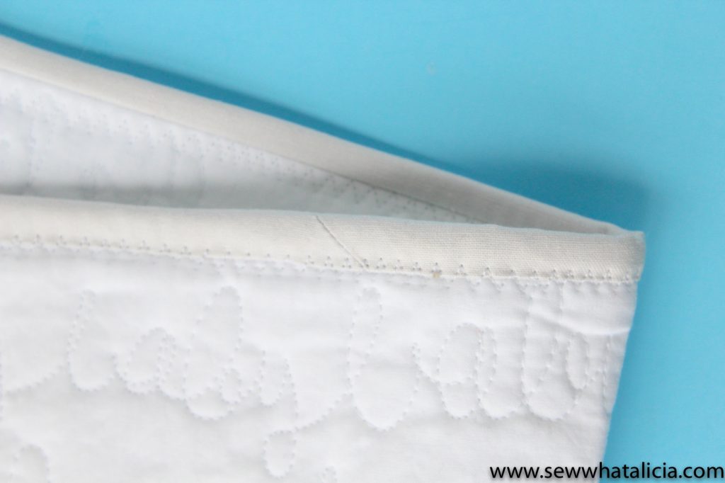 How to Make Quilt Binding: If you are new to quilting or have never attempted creating your own binding then this post is for you. This will walk you through creating and attaching quilt binding. Click through for the full tutorial and lots of tips and tricks. | www.sewwhatalicia.com