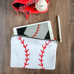 Metal Zipper Pouch Tutorial: Sewing with a metal zipper is not much different than sewing a regular zipper. Check out all my tips and tricks for using a metal zipper. Plus grab this free laces cut file to create your own baseball tablet case. Click through for the full beginner sewing tutorial. | www.sewwhatalicia.com