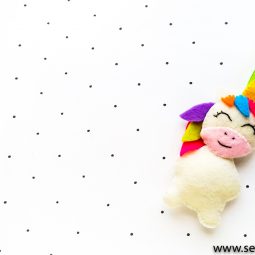 Christmas Unicorn Ornaments: This felt unicorn is seriously adorable. Hand sew this sweet little unicorn to use as an ornament or to adorn a gift. Click through for the full tutorial and printable pattern pieces. | www.sewwhatalicia.com