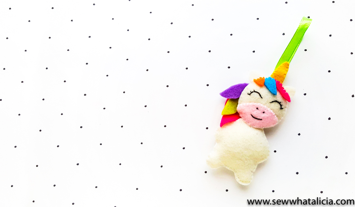 Christmas Unicorn Ornaments: This felt unicorn is seriously adorable. Hand sew this sweet little unicorn to use as an ornament or to adorn a gift. Click through for the full tutorial and printable pattern pieces. | www.sewwhatalicia.com