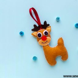 Hand Sewn Felt Reindeer: This reindeer is so cute! Grab the free cut file or paper template to create this cute little guy. Click through for the free pattern. | www.sewwhatalicia.com